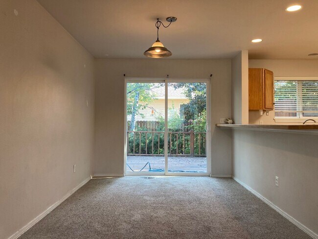 Foto del edificio - Spacious 5 Bedroom Home