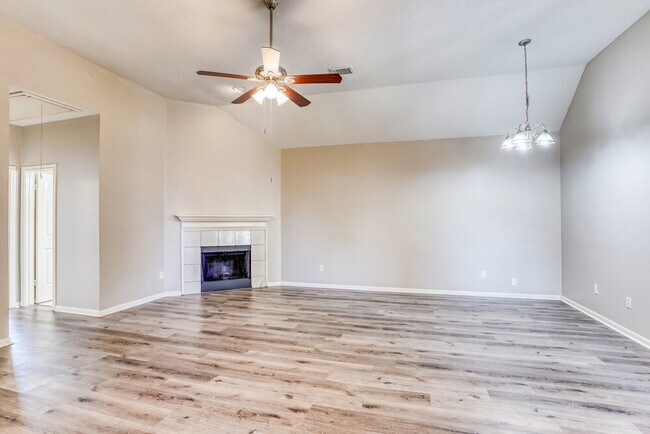 Foto del edificio - 6615 Bluebottle Ln