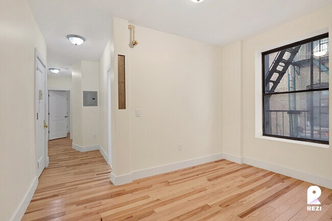 Foto del edificio - 38 Post Ave