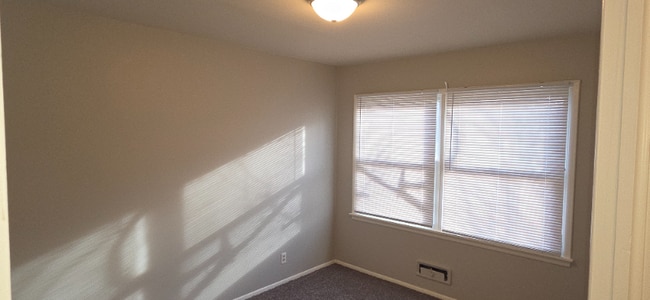 Foto del edificio - 2411 N Logan Ave