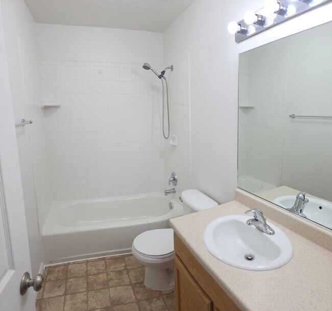 Foto del edificio - LEASE TAKEOVER - 3 Bed, 1.5 bath townhome available in the Vallinda Community