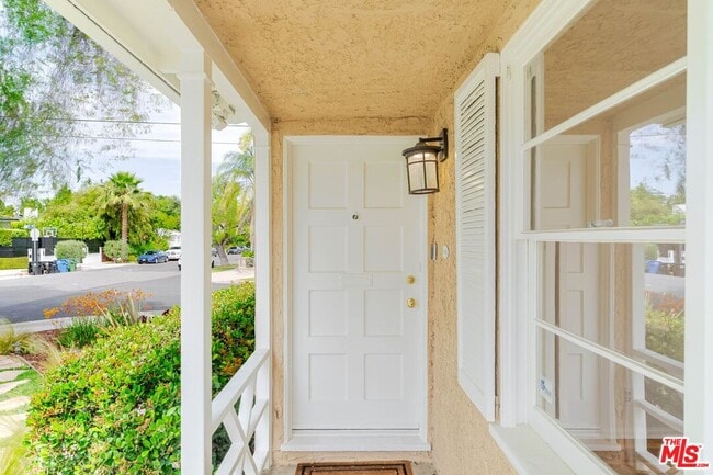 Foto del edificio - 4950 Newcastle Ave