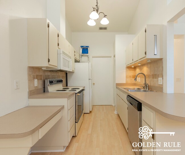 Building Photo - 2850 SW 38th Pl