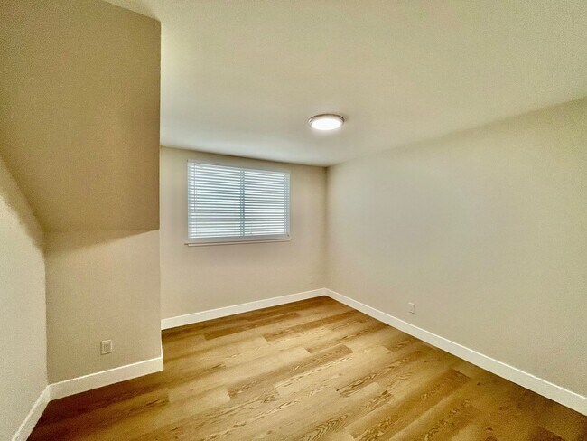 Foto del edificio - SPECTACULAR, COMPLETELY RENOVATED 2 BED/1 BATH FULLY!!!