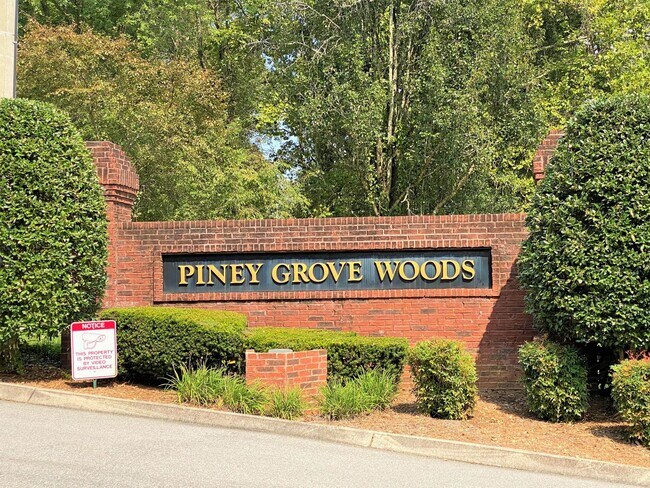 Building Photo - Immaculate 1-Level End-Unit Condo in Gated...