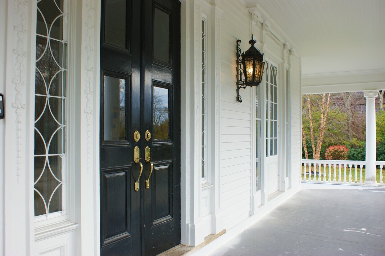 Beautiful entryway welcomes you - 412 Bellevue Ave