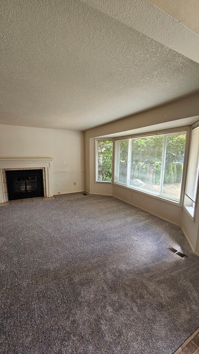 Building Photo - 2 story home in the Puyallup close to shopping