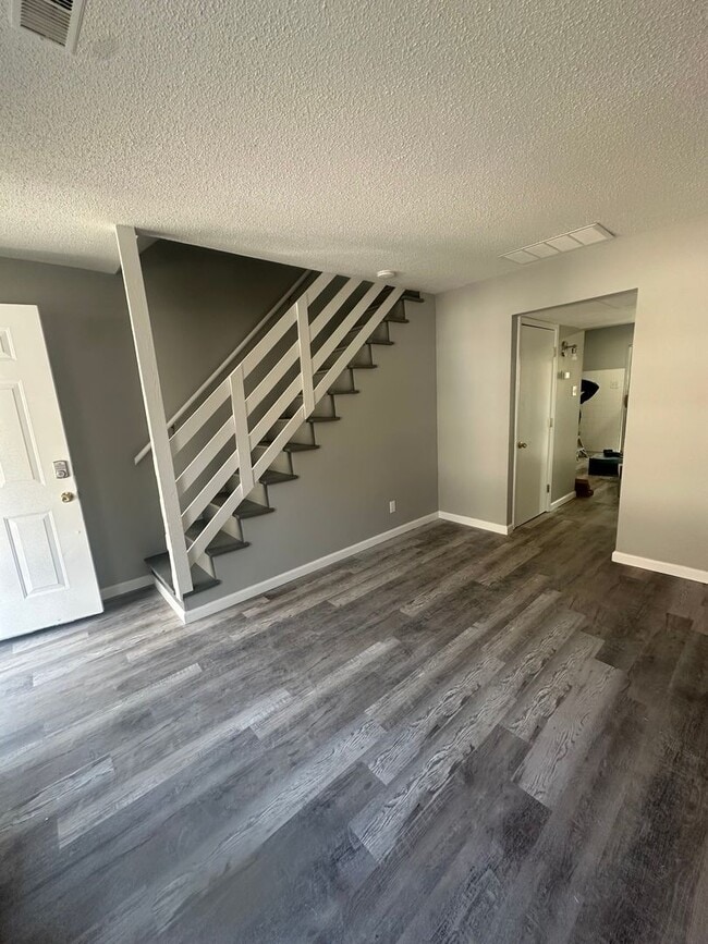 Building Photo - 4701 S Pointe Dr
