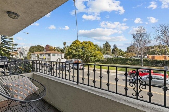 Foto del edificio - Prime Santa Monica Location 1+1 With Balcony