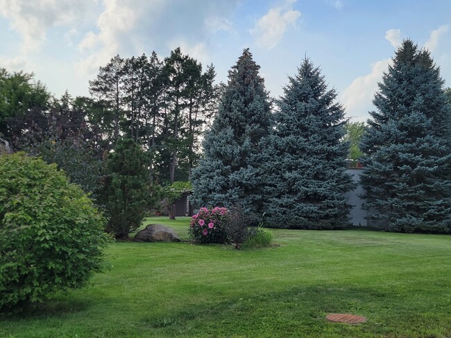 Building Photo - 1633 Southlawn Pl
