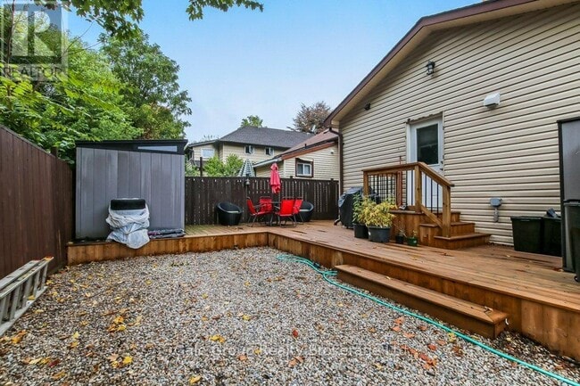 Building Photo - 630 Peel St