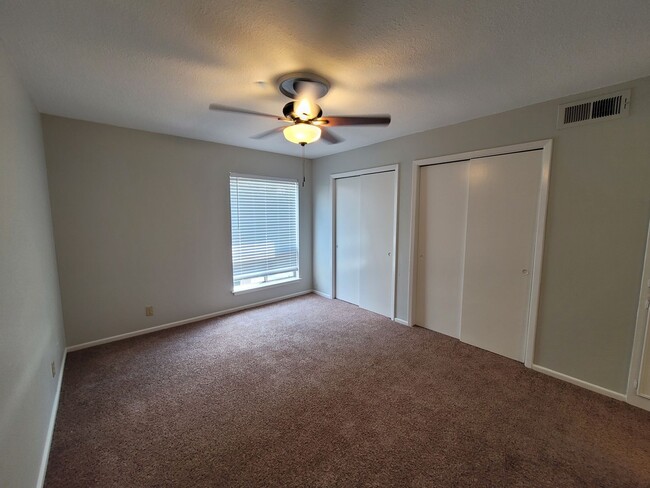 Building Photo - Cute 2 Bedroom 2 Bath Condo close to Medic...