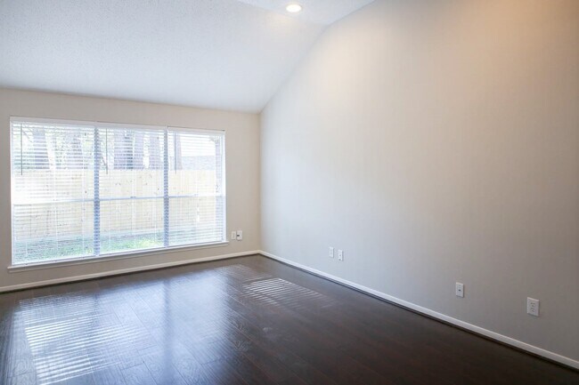 Foto del edificio - 175 Sylvan Forest Dr