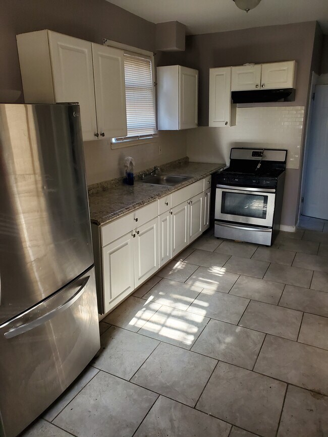Kitchen - 36 Chelsea Ave
