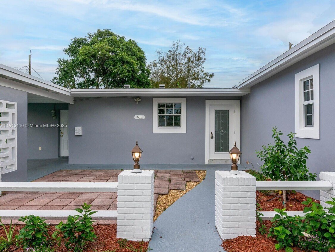 Primary Photo - 611 SW 64th Way