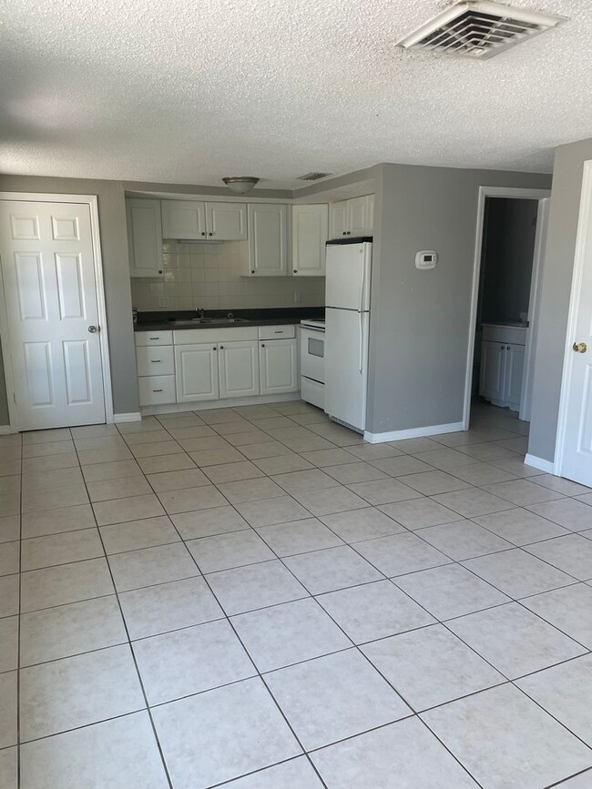 Building Photo - 2/1 Apartment close to downtown New Port R...