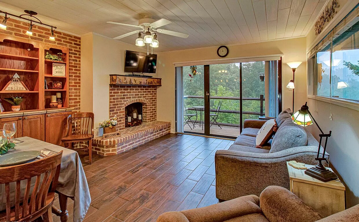 Primary Photo - 1081 Cove Rd