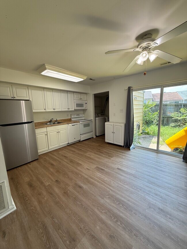 Foto del edificio - 6407 Continental Dr