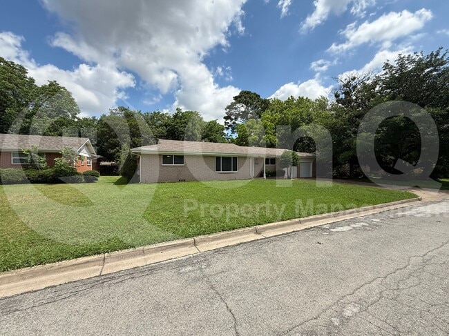 Building Photo - 1511 University Dr