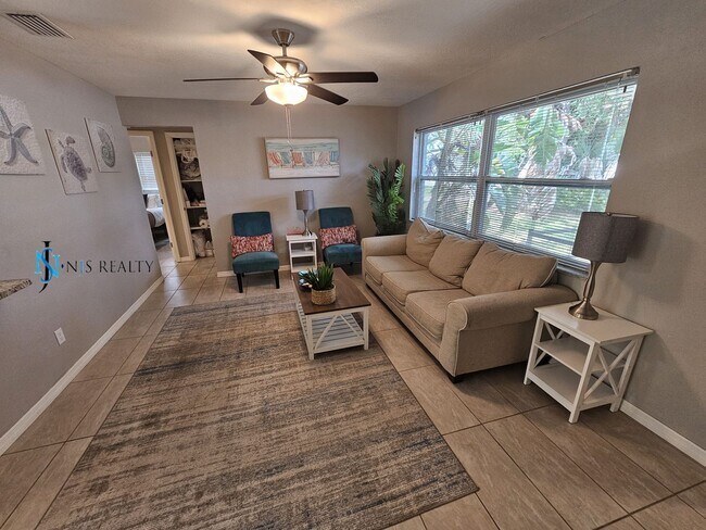 Foto del edificio - JUST REDUCED... must see beautiful 3/2 1071 Sq. Ft. with a POOL!! Gorgeous updated Kitchen & bath...