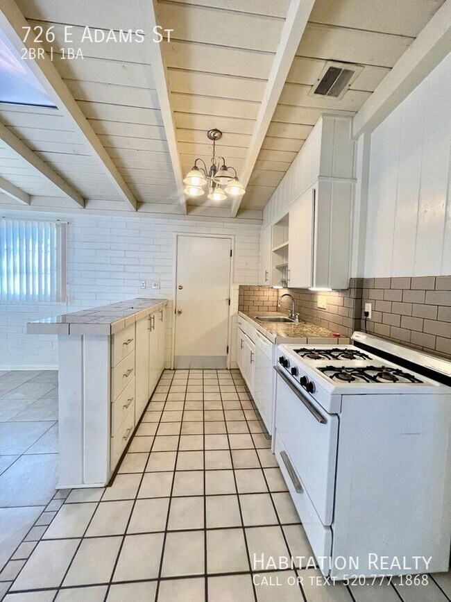 Building Photo - 726 E Adams St