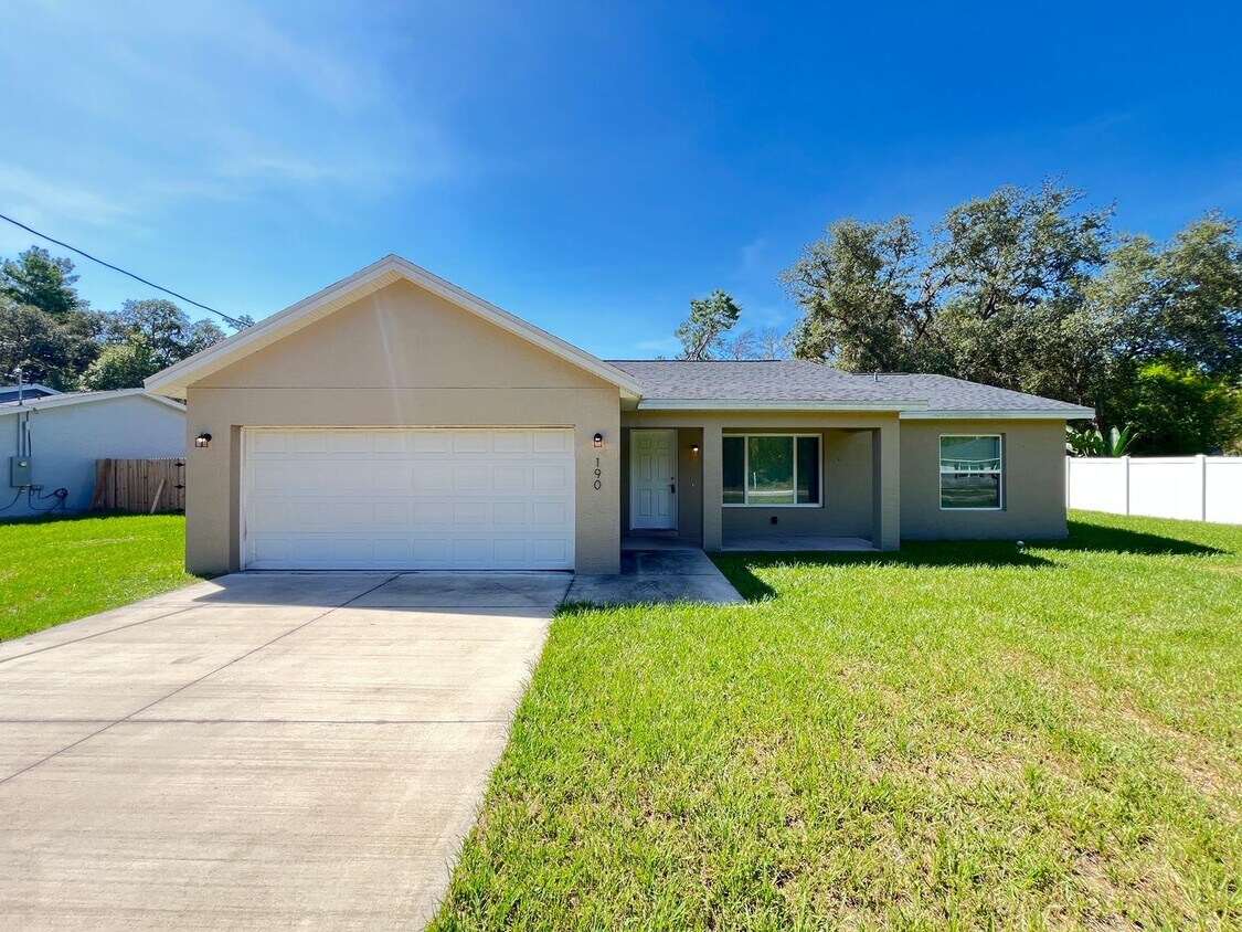 Foto principal - Beautiful 3 Bedroom, 2 Bathroom Home in Oc...