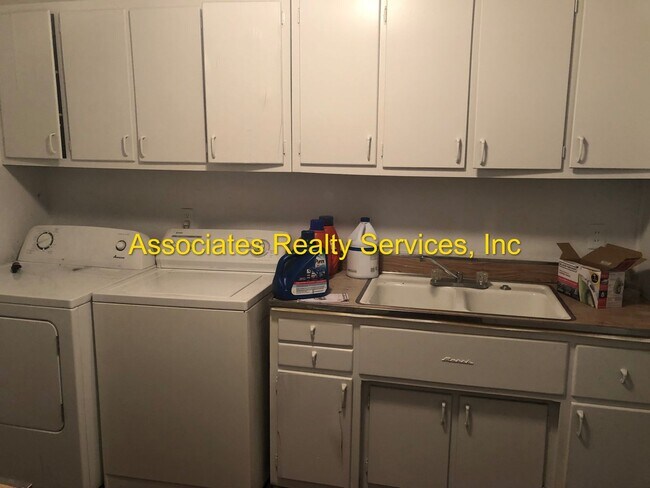 Foto del edificio - Four Bedroom, 2 bath 2,241 SF