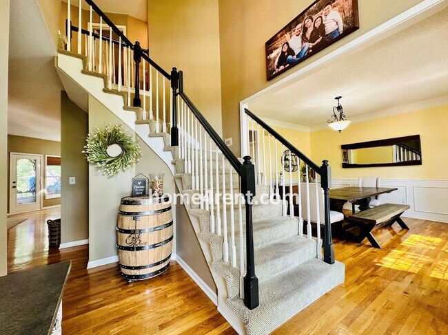 Building Photo - Beautiful Four Bedroom Home in a Quiet Neighborhood w/ an Updated Kitchen, Wood Floors, and a Fin...