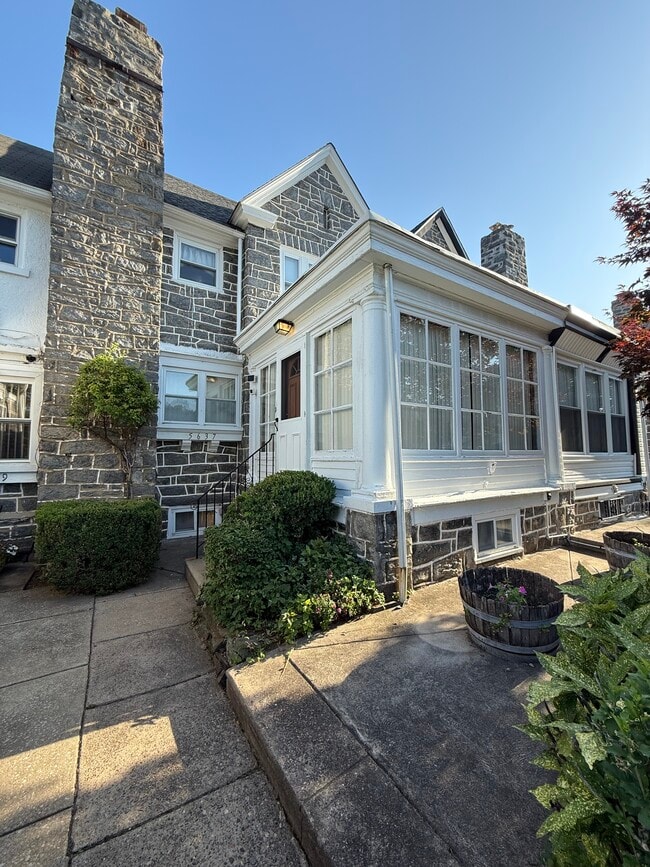 Building Photo - 5637 Wyndale Ave