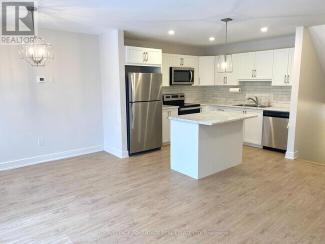 Building Photo - 69 Whitcomb Cres