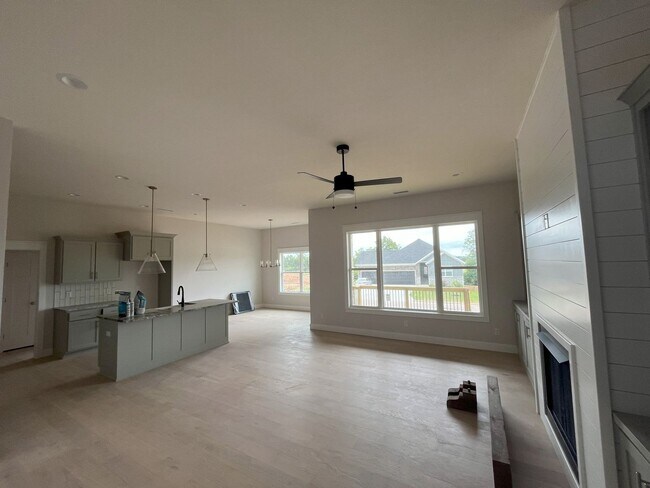 Foto del edificio - Beautiful BRAND-NEW 4 bedroom, 2 bath home...