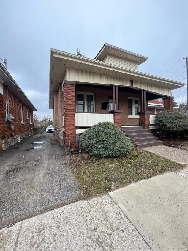 Primary Photo - 159 Dundas St
