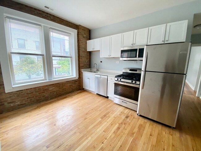 Foto del edificio - 3 bedroom rehab in the heart of Ukrainian Village