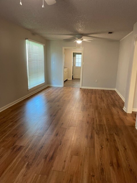 Comedor - 14835 Forest Grove Ave