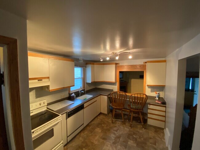 Kitchen - 403 Louvaine Dr