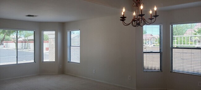 Foto del edificio - Spacious Two Story 4 Bed/3 Bath with Large...