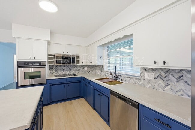 Building Photo - 2860 Cedarcrest Dr