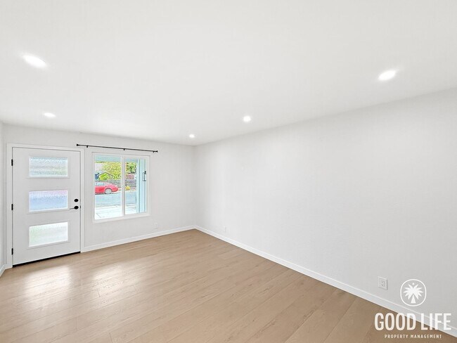 Foto del edificio - Comfortable 3B/1BA Home in Mira Mesa with Backyard, In-Unit Laundry and Garage