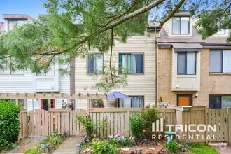 Building Photo - 9877 Brookridge Ct