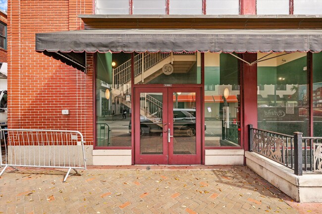 Building Photo - 122 W Broughton St