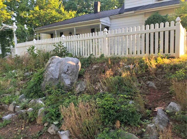 Building Photo - 202 Hendren Ave
