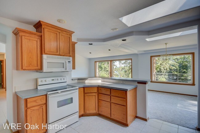 Building Photo - 2999 SW Scenic Heights St