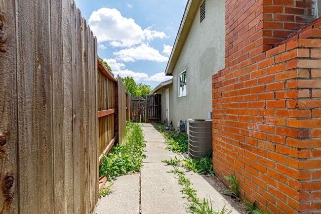 Building Photo - 3 bed 2 bath home for RENT in Stockton