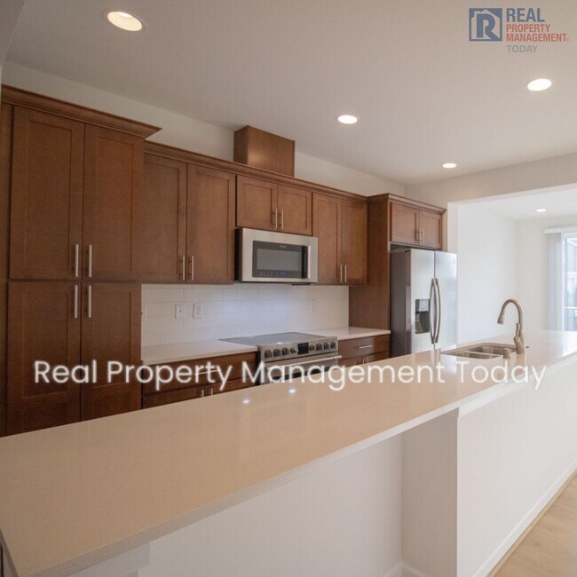 Building Photo - Beautiful 2 bed & 2.5 bath condo in Kent!!