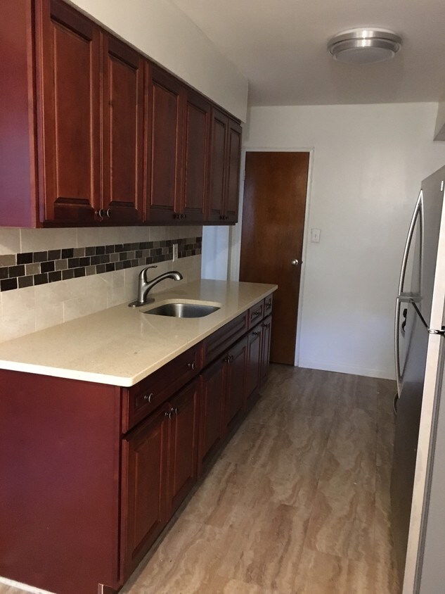 Primary Photo - 1070 E 59th St