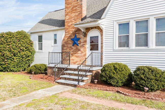 Building Photo - Beautiful Fully Furnished Cape Cod Style H...