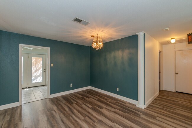 Building Photo - 5975 Meadow Way