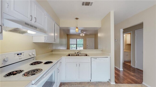 Building Photo - 305 Manuel Dr