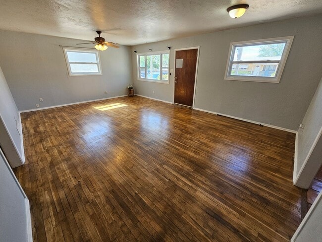 Building Photo - Beautifully maintained 3 bdrm/2 bath with ...