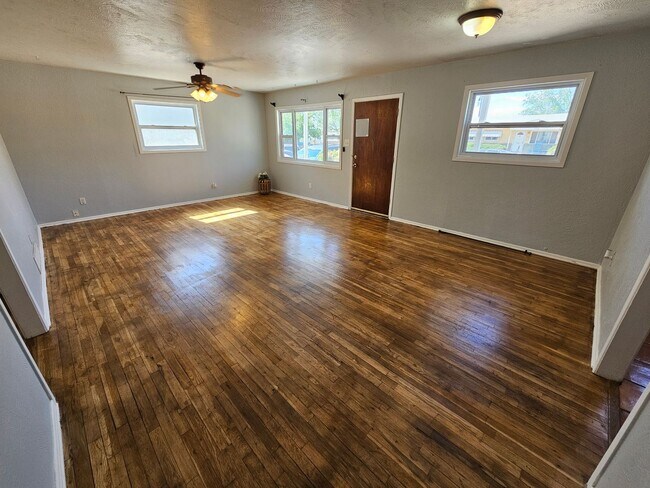 Foto del edificio - Beautifully maintained 3 bdrm/2 bath with ...